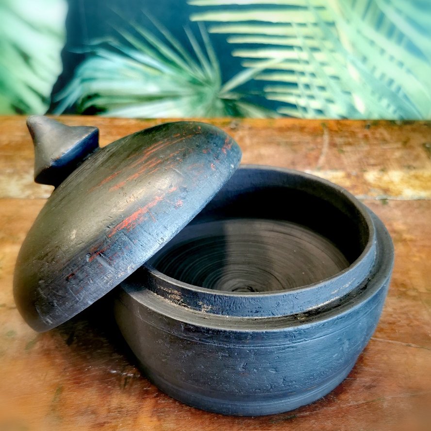 ancienne petite boite noir d'Inde ouverte © Terre de Nuances