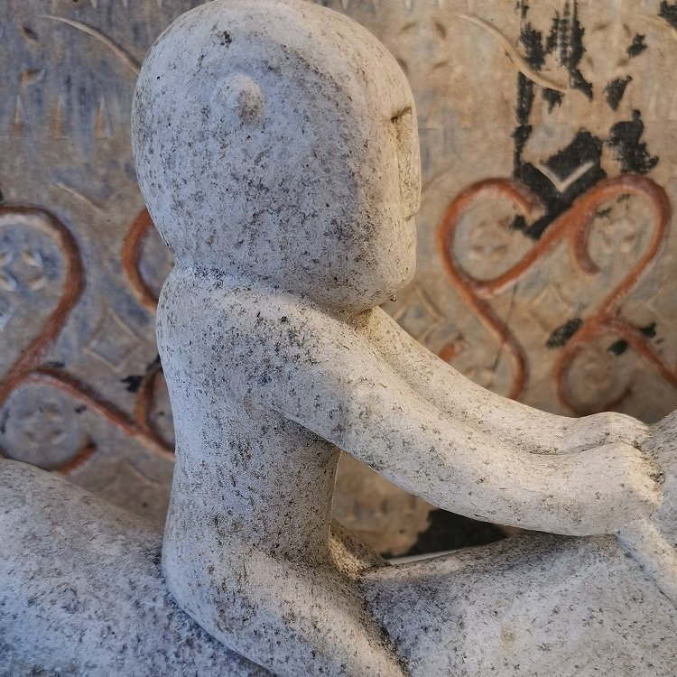 Cavalier en pierre du Timor sur socle, vue de près © Terre de Nuances