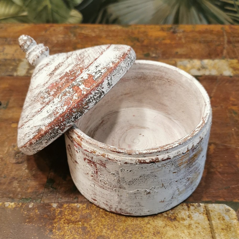 Ravissante ancienne boite à épices cérusée blanche ouverte © Terre de Nuances