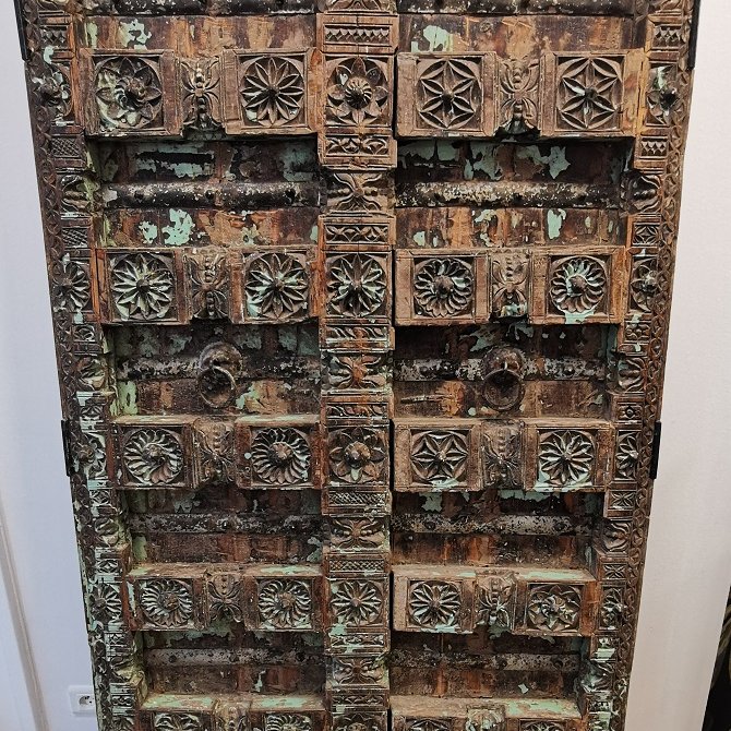 Ancienne porte verte d'Haveli du Rajasthan, vue sur pieds © Terre de Nuances