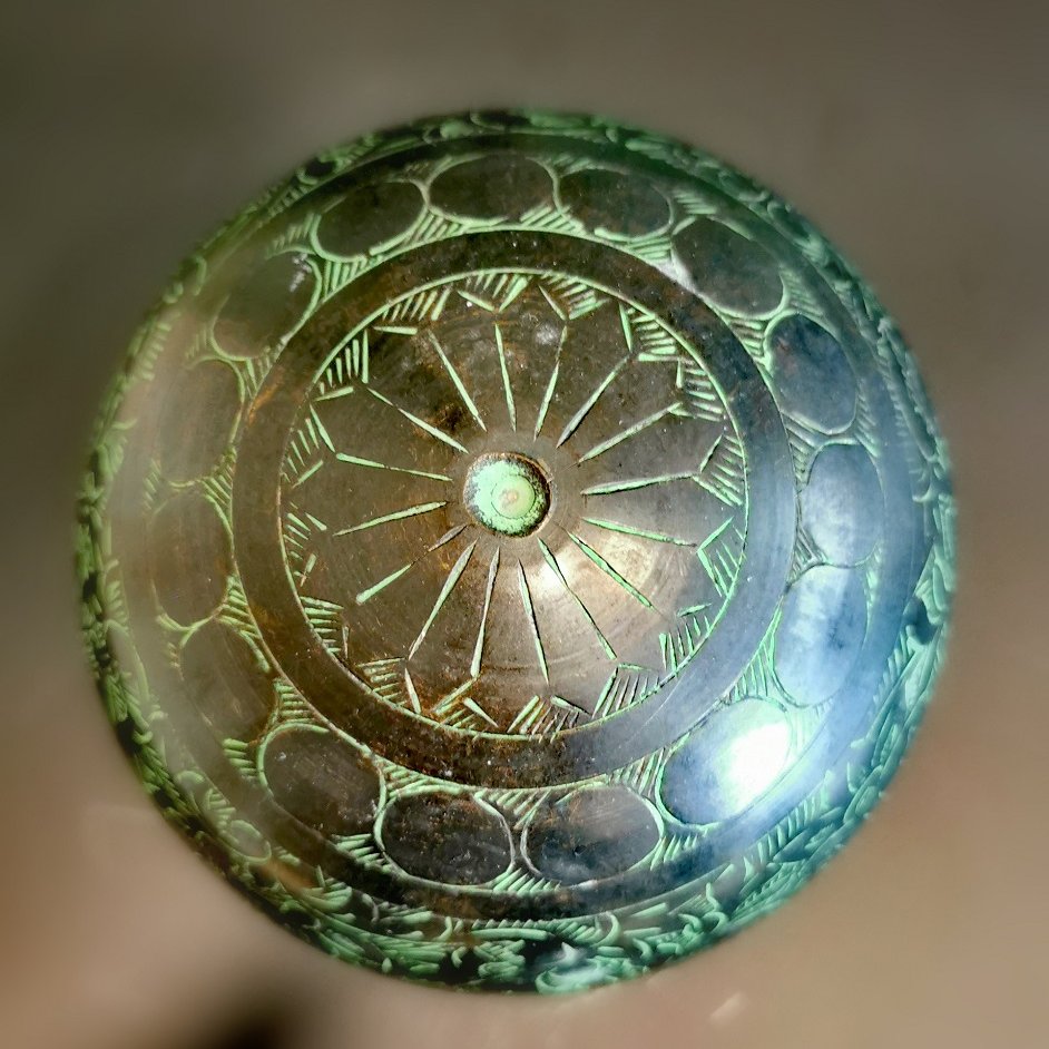 Boule de Bronze gravée, vue du dessus © Terre de Nuances