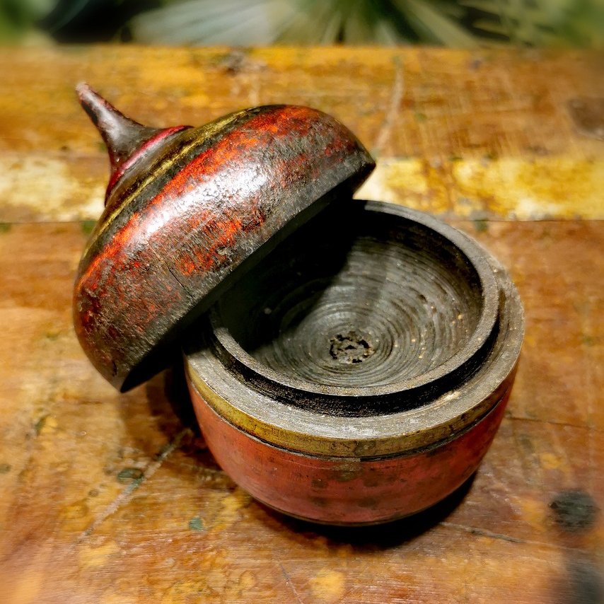 Petite boite Indienne en bois coloré ouverte © Terre de Nuances