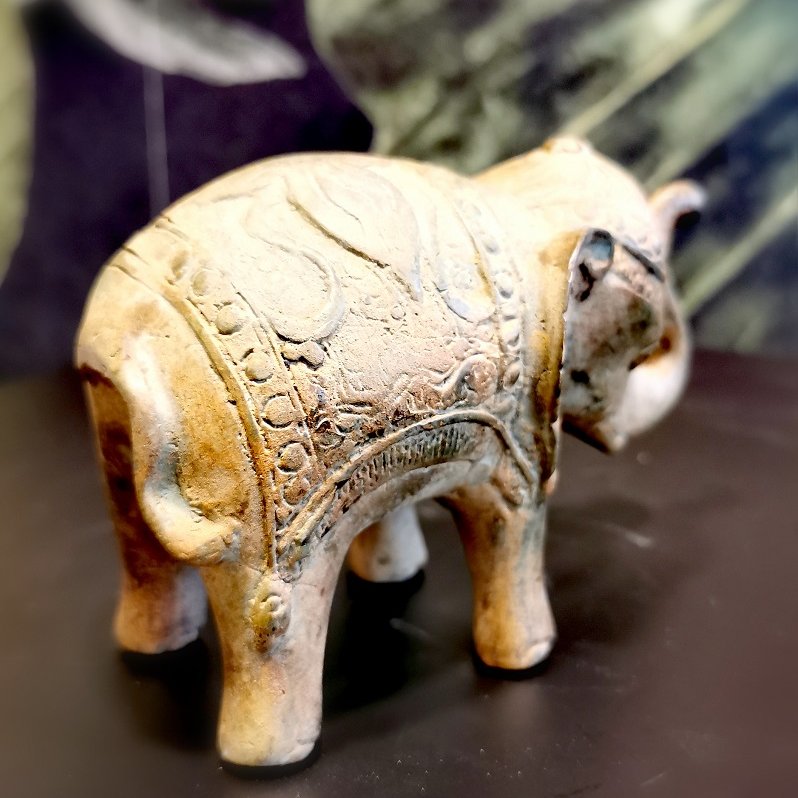 Petit éléphant en Bronze, vue de biais arrière gauche © Terre de Nuances