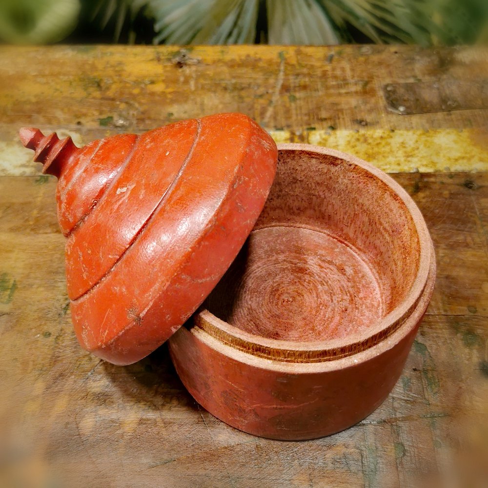 Ancienne boite Indienne à épices en bois rouge ouverte © Terre de Nuances