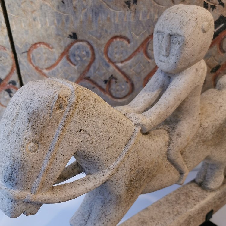 Cavalier en pierre du Timor sur socle, vue de coté © Terre de Nuances