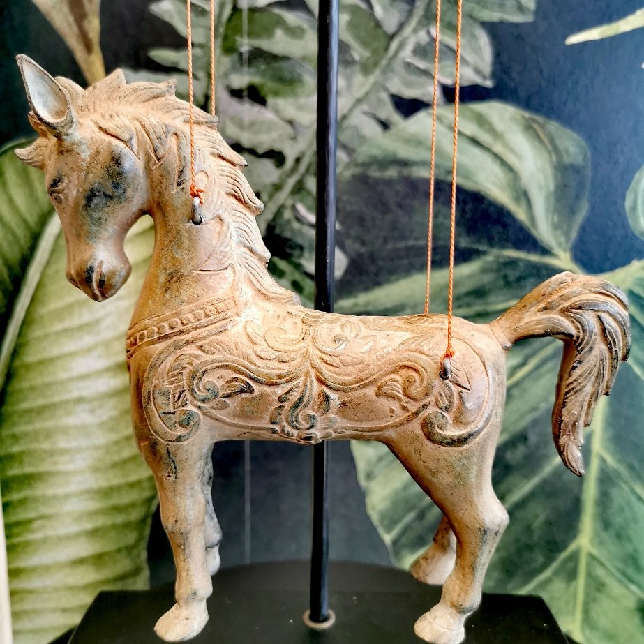 Cheval en Bronze oxydé suspendu, vue de coté © Terre de Nuances