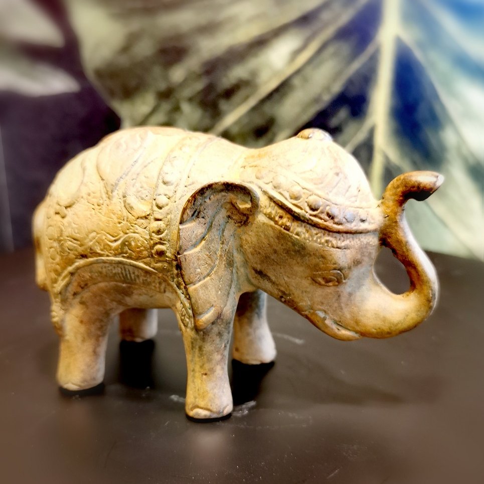 Petit éléphant en Bronze, vue de profil droit © Terre de Nuances