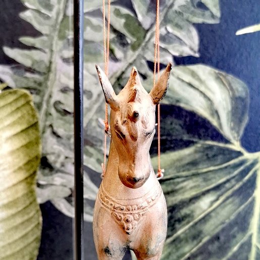 Cheval en Bronze oxydé suspendu, vue de face © Terre de Nuances