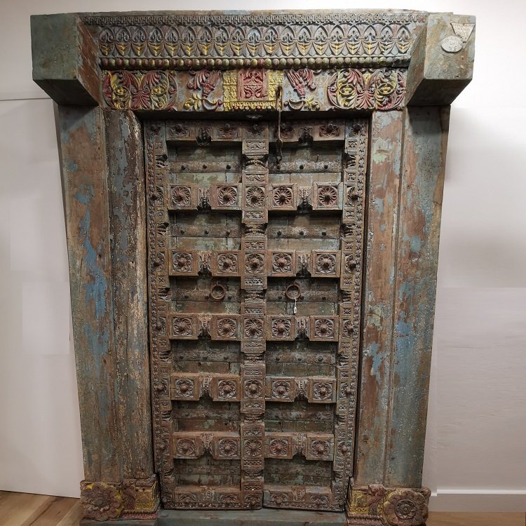 Ancienne porte du Rajasthan complète avec son bâti d'origine, vue reculée © Terre de Nuances