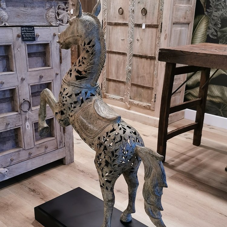 Grand cheval en Bronze cabré sur socle d'Indonésie, vue de biais arrière © Terre de Nuances