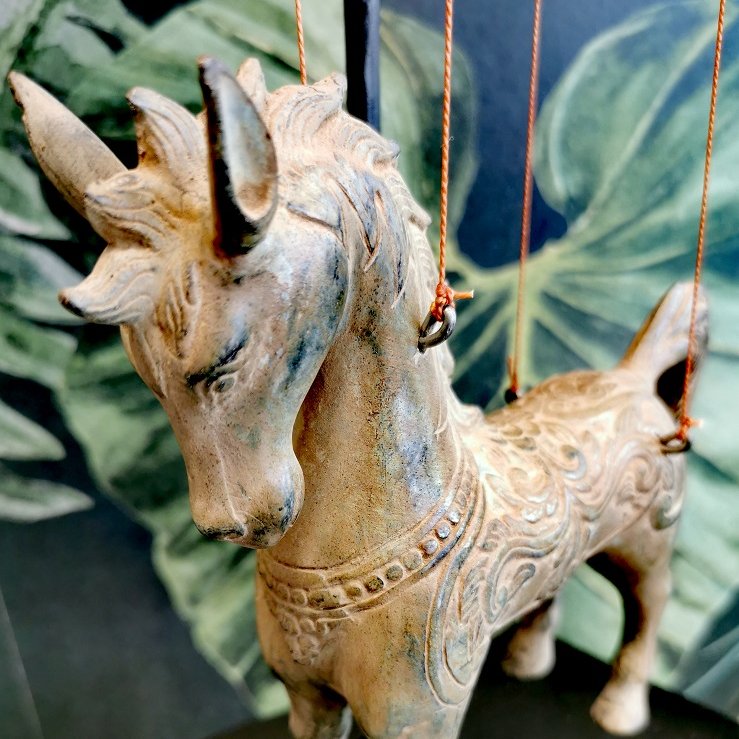 Cheval en Bronze oxydé suspendu, vue de biais © Terre de Nuances