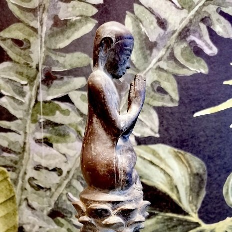 Adorant Bronze sur socle, vue de coté © Terre de Nuances