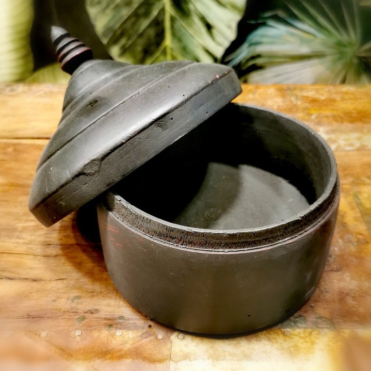 Ancienne boite à épices d'Inde en bois noir mat ouverte © Terre de Nuances