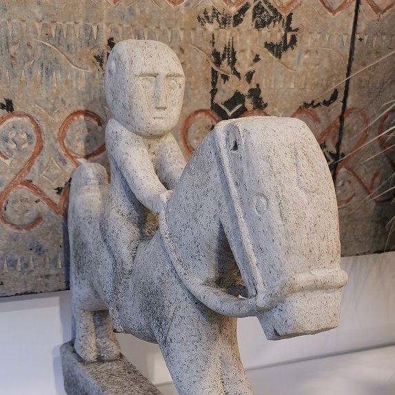 Cavalier en pierre du Timor sur socle, vue de face © Terre de Nuances