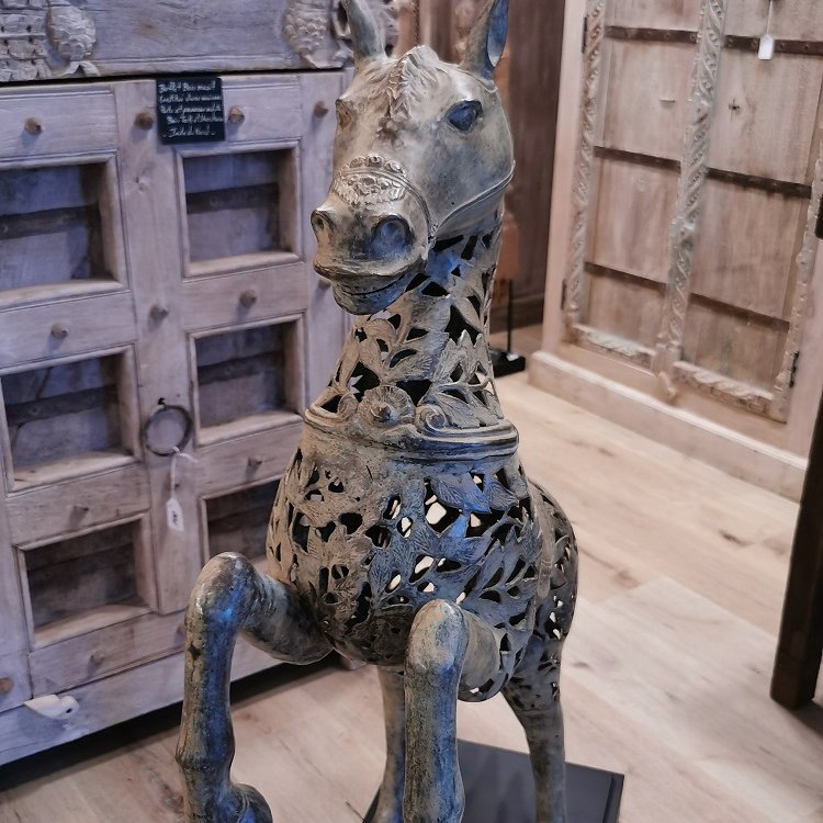 Grand cheval en Bronze cabré sur socle d'Indonésie, vue de face © Terre de Nuances