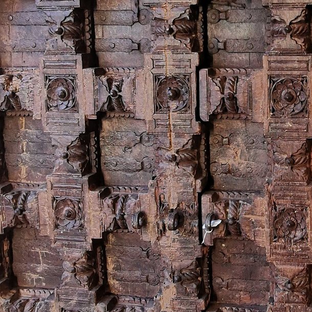 Ancienne porte marron du Rajasthan, vue du détail de près © Terre de Nuances