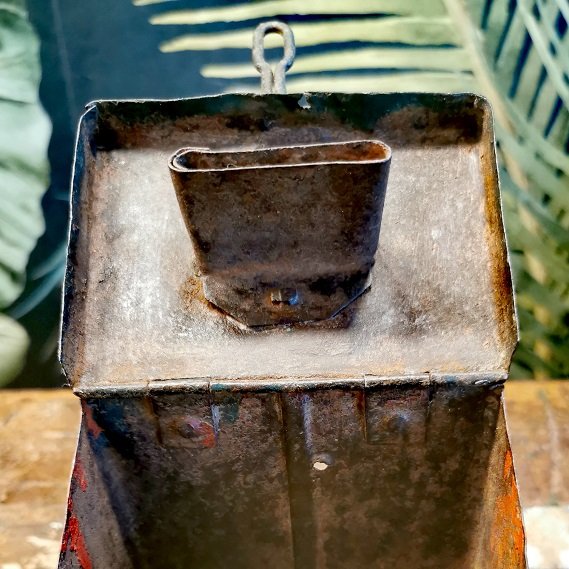 Boite de donation en métal vert pour vache Nandi, ouverte © Terre de Nuances