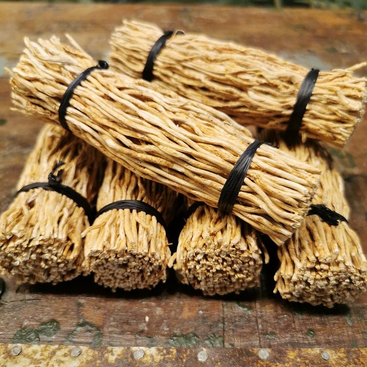 Fagotins de racines de Vétiver © Terre de Nuances Fagotins de racines de Vétiver © Terre de Nuances