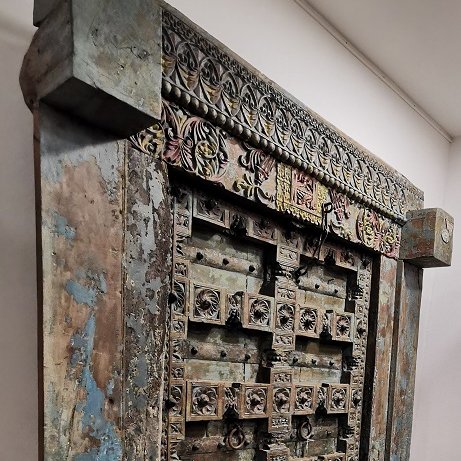 Ancienne porte du Rajasthan complète avec son bâti d'origine, vue de biais © Terre de Nuances