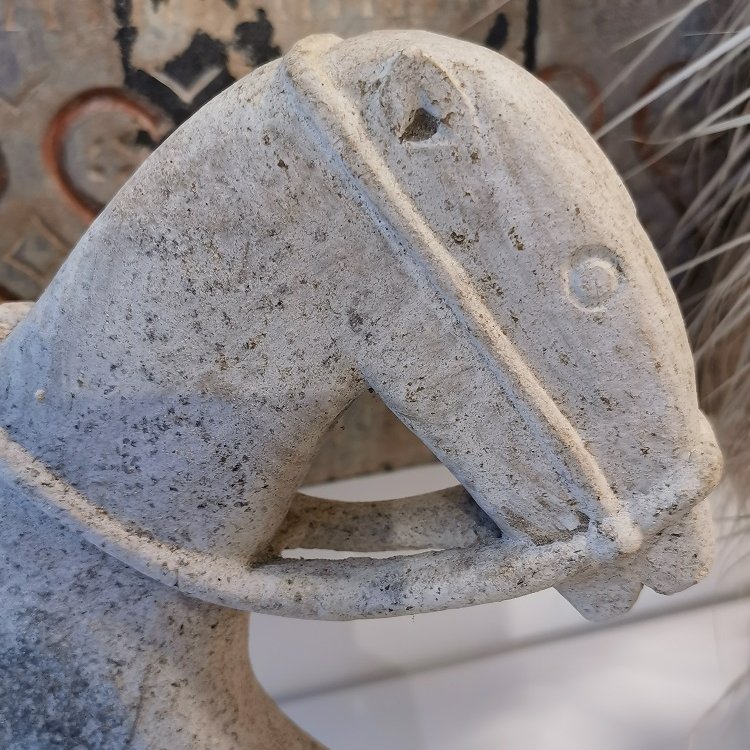 Cavalier en pierre du Timor sur socle, vue du cheval © Terre de Nuances