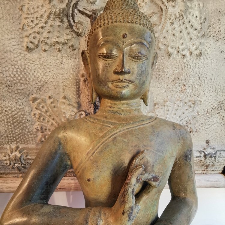 Buste de Bouddha en Bronze sur socle, vue de près © Terre de Nuances
