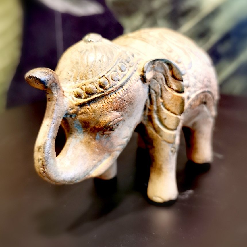 Petit éléphant en Bronze, vue de face © Terre de Nuances