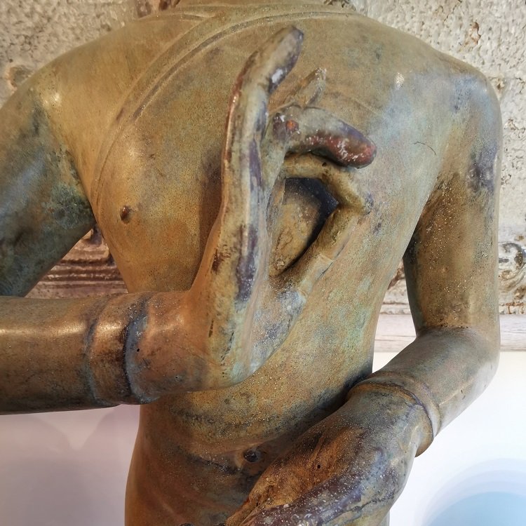 Buste de Bouddha en Bronze sur socle, vue sur la position des mains © Terre de Nuances